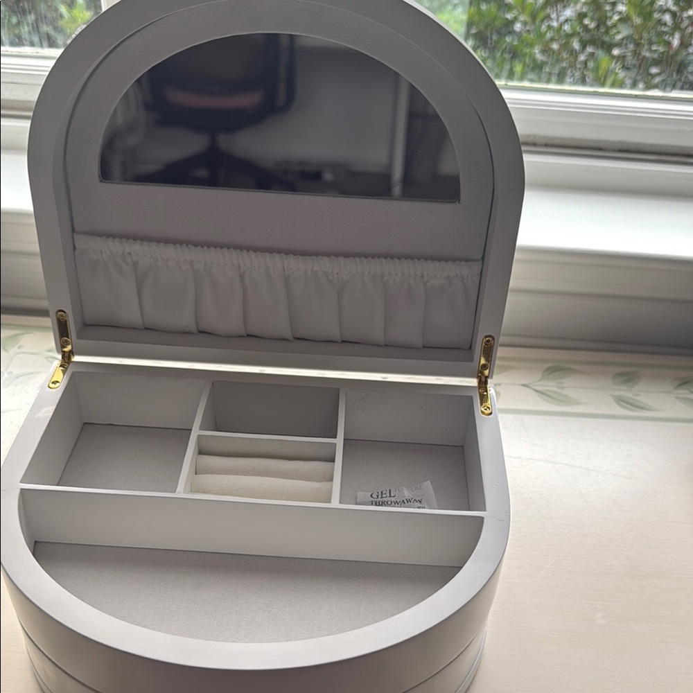 White and Gold Jewelry Organizer with Sleek Design